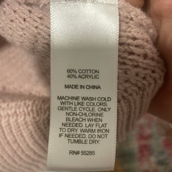 Light Mauve long sleeve sweater with open slits on sleeves - Picture 5 of 6